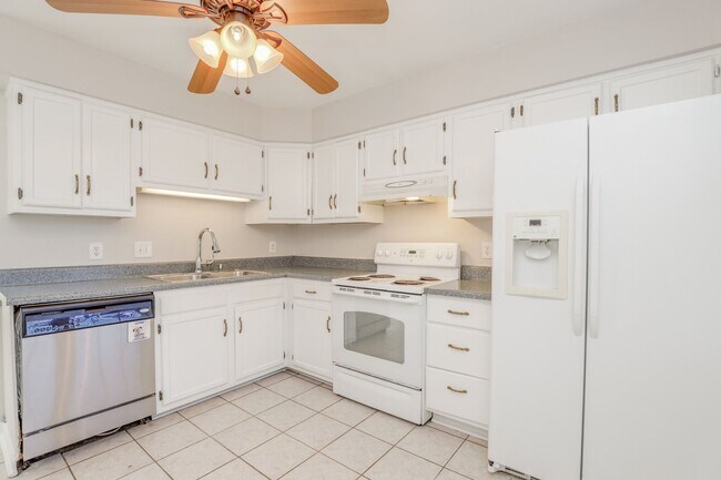 Building Photo - 3BR/1.5BA Thoroughgood End Unit Townhouse with Style, Convenience, and Carefree Living!