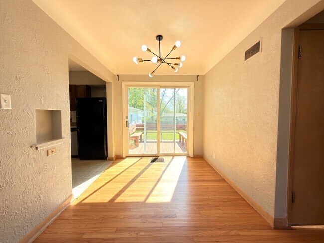 Foto del edificio - $1,450 | 2 Bedroom 1 Bath Home | Washer & Dryer | Garage