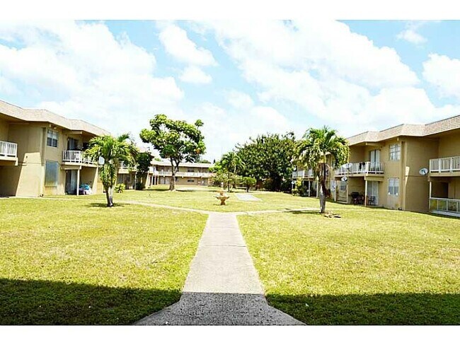 Foto del edificio - 301 NW 177th St