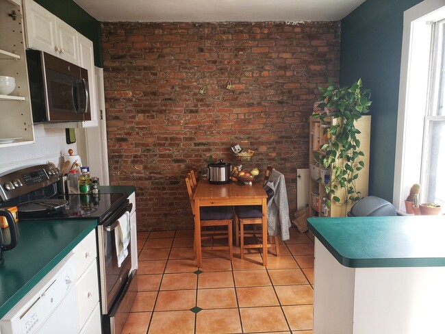 Building Photo - 74 Parkman St