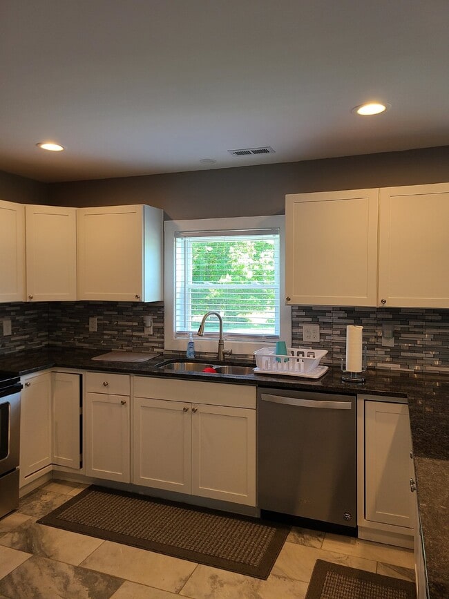 Building Photo - Country Living 3 Bed 2 Bath