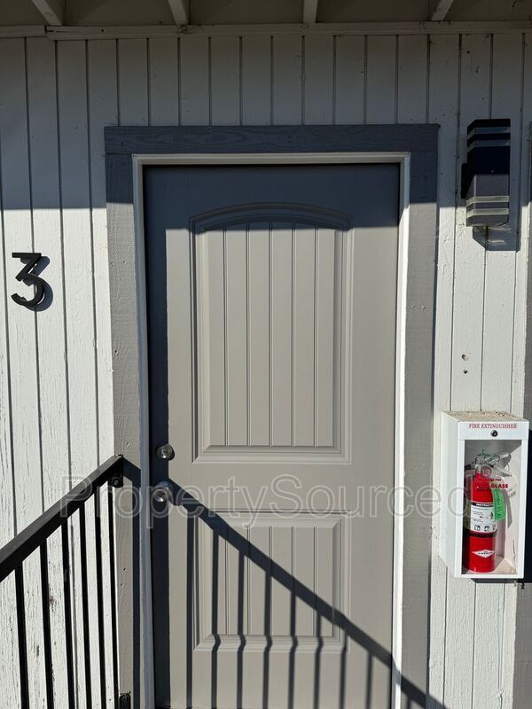 Building Photo - 911 E H St