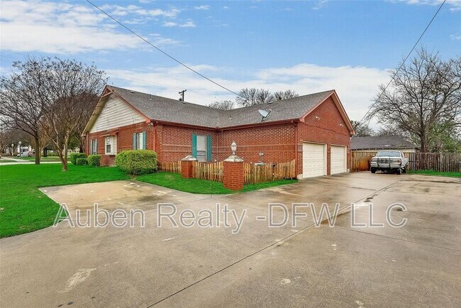 Photo - 300 E Main St House