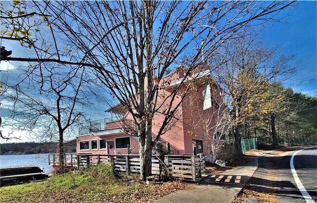 Building Photo - 13 Horseshoe Lake Rd