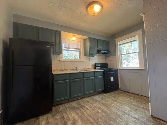 Building Photo - Charming 2-bedroom, 1-bath home featuring ...