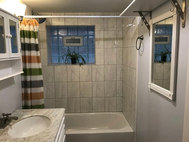 Building Photo - 5335 W Sunnyside Ave