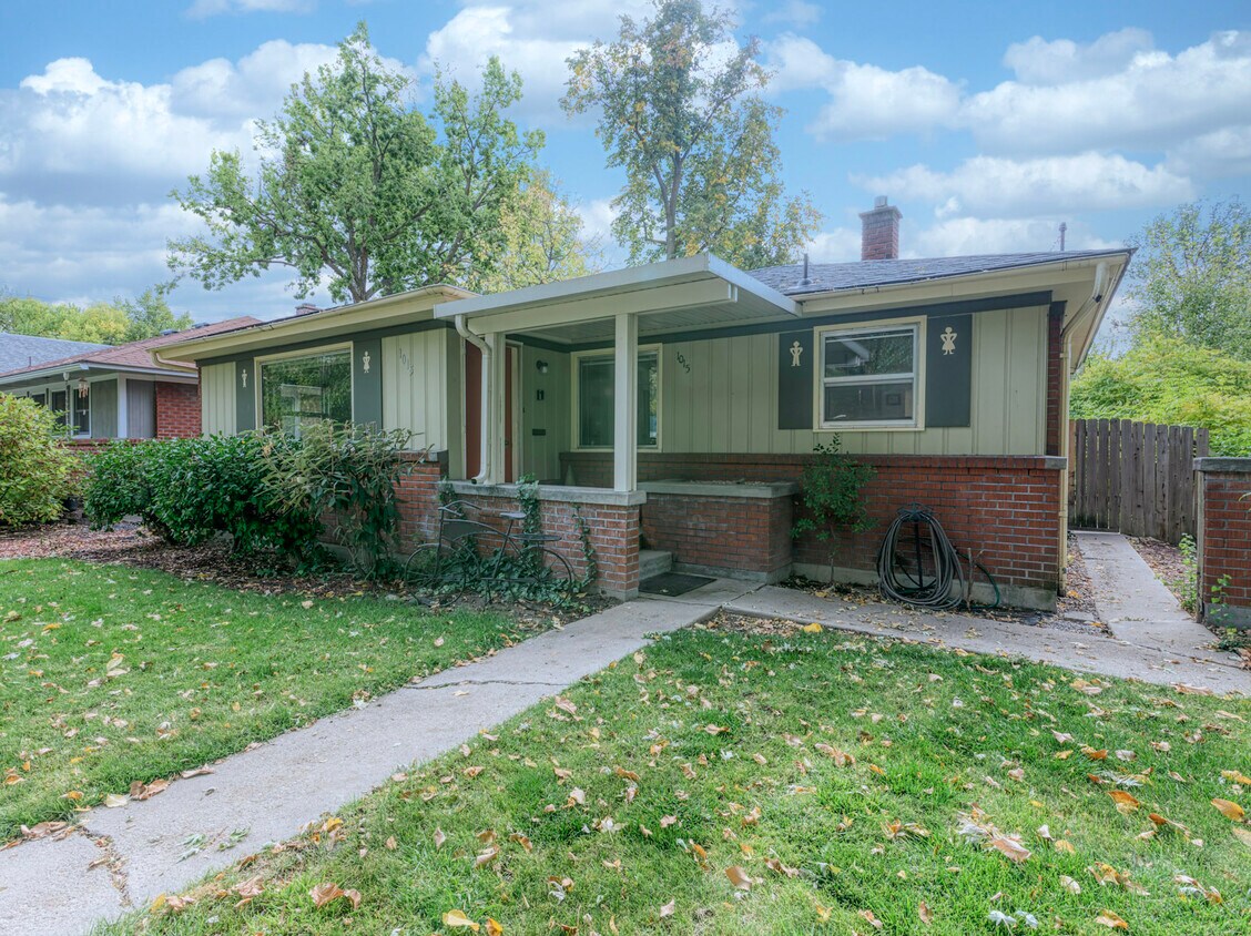 Primary Photo - 1015 E State St