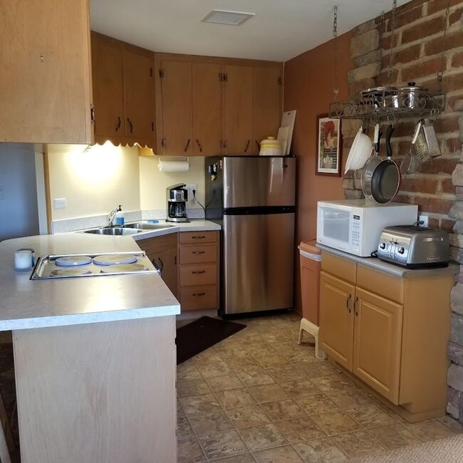 Building Photo - Fully furnished welcoming home! Owner will...