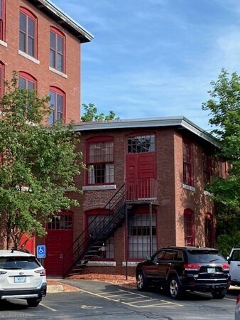 Building Photo - 470 Silver St