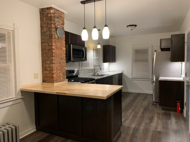 Exposed Brick at Bar - 3071 Meadowbrook Blvd