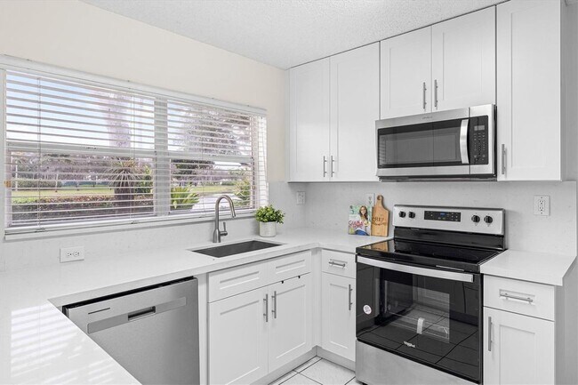 Foto del edificio - 17137 SW 13th St