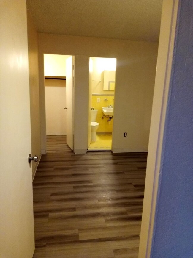 Building Photo - 1 bed, 1 Bath, 750 sqft Great Location off...