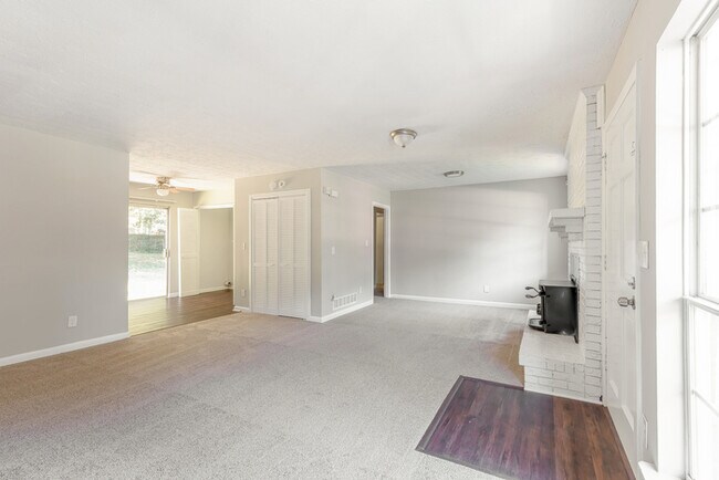 Foto del edificio - 220 Creekwood Ln