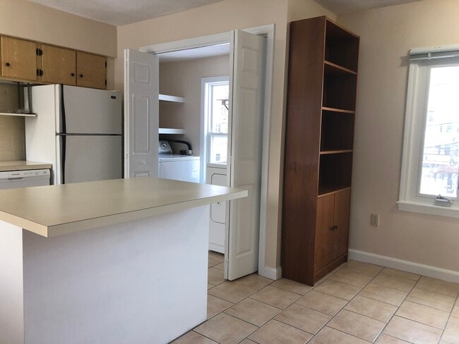 Building Photo - 550 Main St