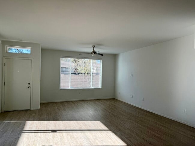 Living Area - 478 S Contempo Dr