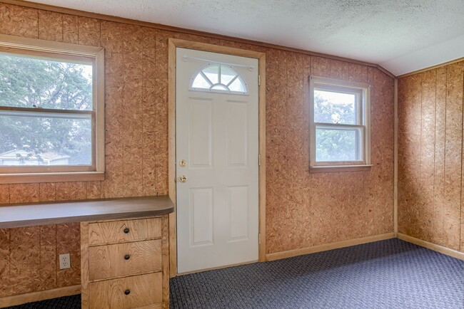 Building Photo - Charming 2 Bedroom In Fremont!!