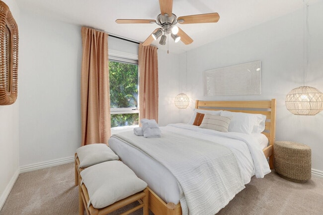 Building Photo - 275 E Noble Ln