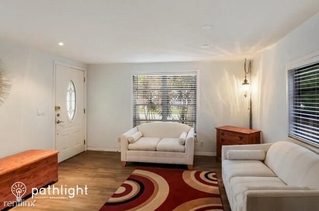 Foto del edificio - 2 br, 1 bath House - 4610 Sloan Avenue UNIT