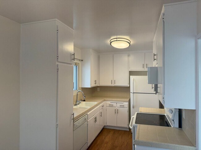Building Photo - Large and newly renovated 2+2 Condo in PDR...