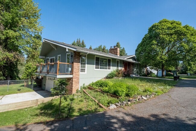 Foto del edificio - Large corner lot home in desirable Woodland Heights.