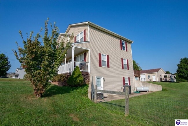 Building Photo - 650 Farmington Dr