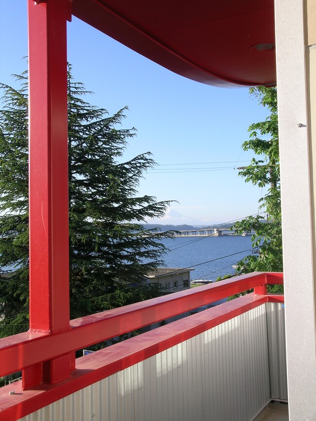 on the veranda - 335 Lakeside Ave S