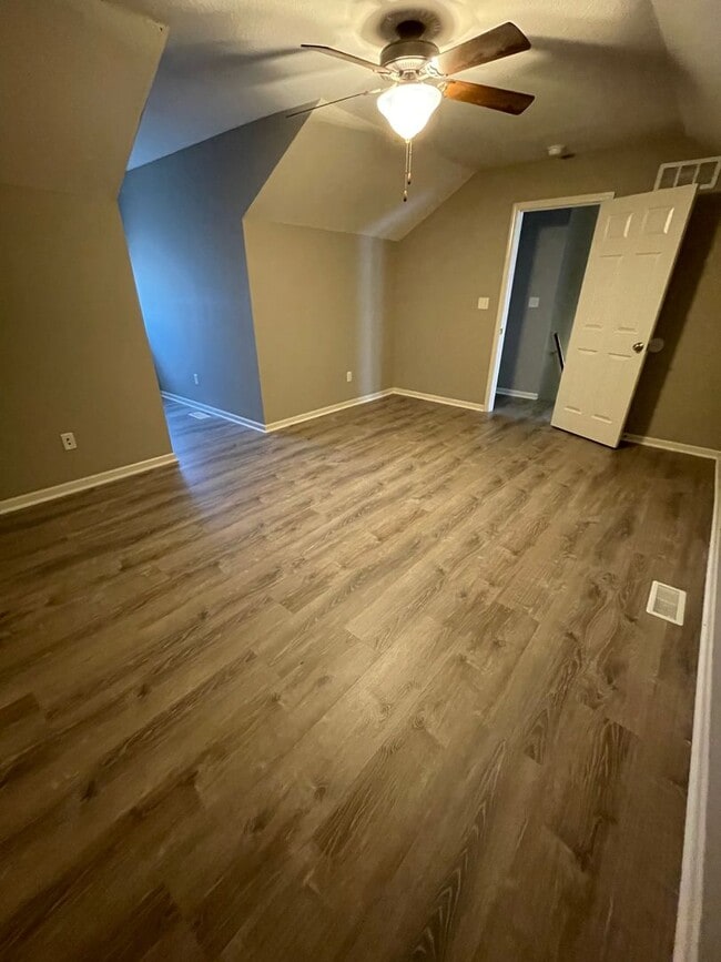 Building Photo - 4 bed/ 2 bath townhouse