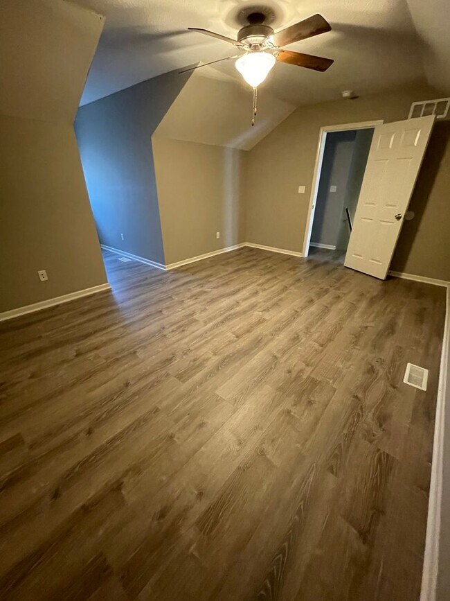 Foto del edificio - 4 bed/ 2 bath townhouse