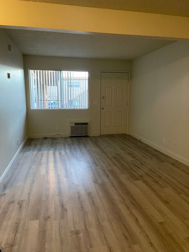 Foto del edificio - UPSTAIRS 1 BED 1 BATH UNIT & PET FRIENDLY