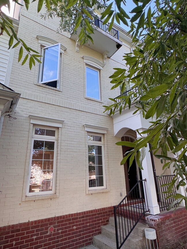 Foto del edificio - 4316 Summercrest Blvd