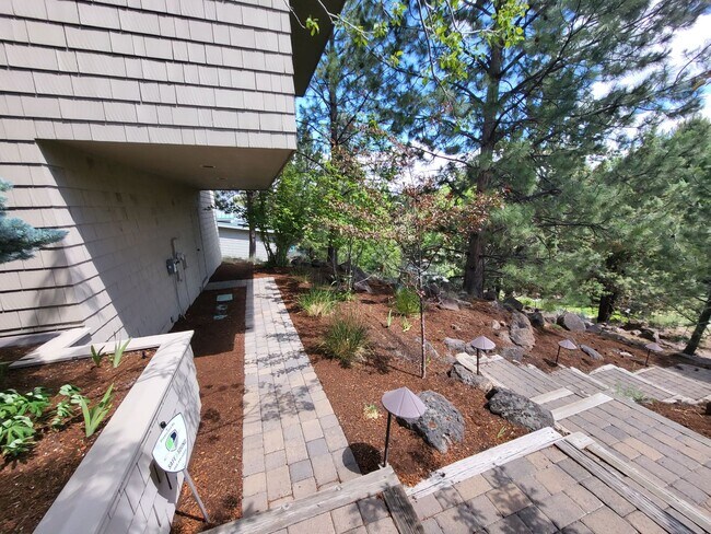 Building Photo - FULLY FURNISHED - 3 Bed 3 Full bath-office...