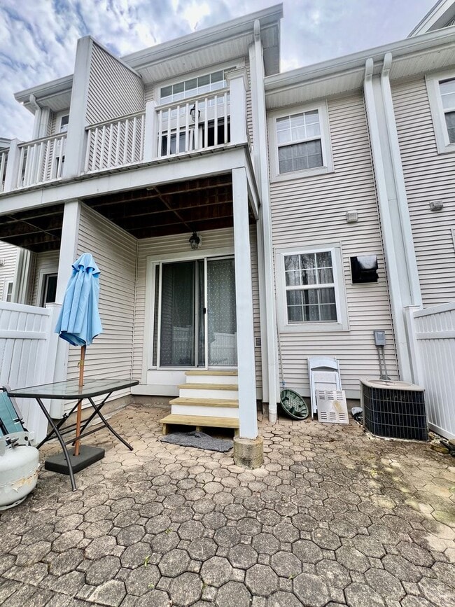 Building Photo - Spacious 2 bed / 1.5 bath Townhouse Availa...