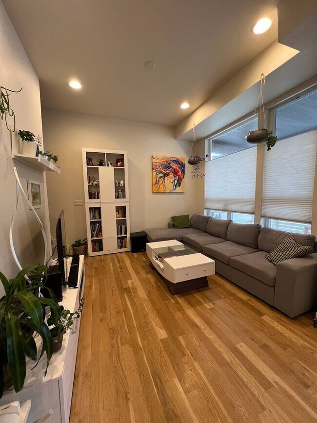 Building Photo - Modern Townhouse in Can't Beat Location - Available 8/1