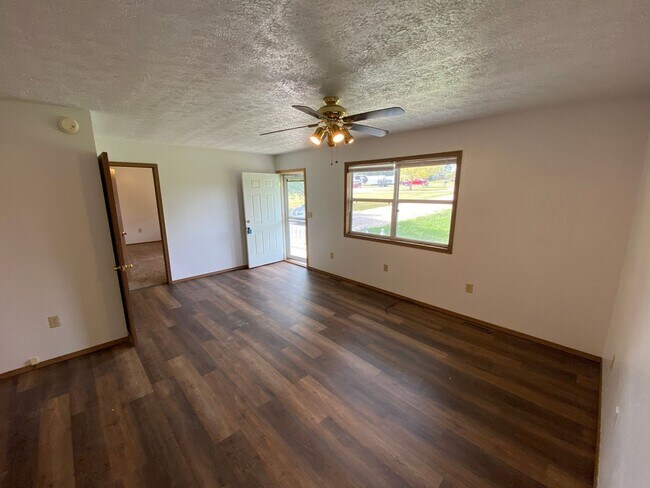 Foto del edificio - Looking for a spacious 3 bedroom 2 bath ho...