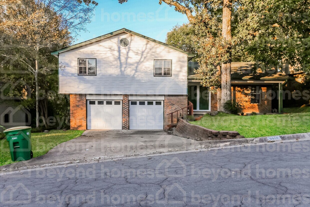 Primary Photo - Updated 4 Bed Home in Reservoir with Moder...