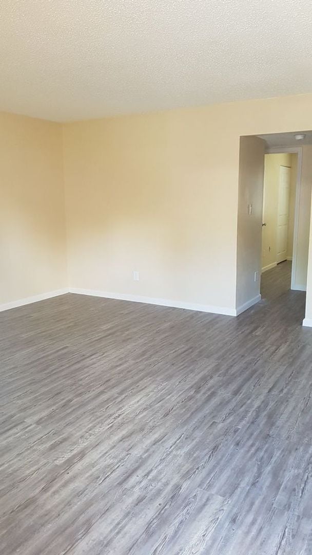 Building Photo - 409 Green Valley Dr