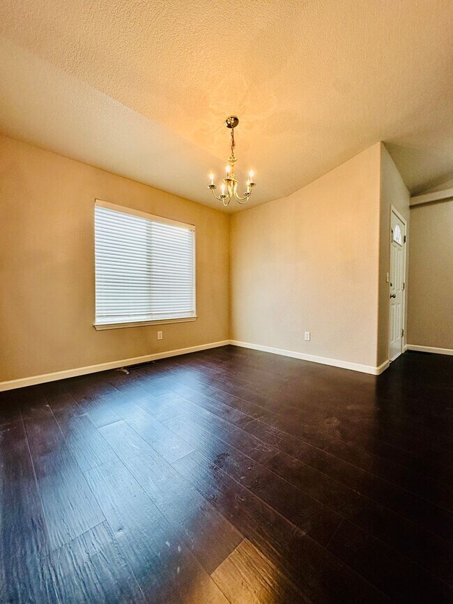 Foto del edificio - Charming 3 Bedroom with Price Improvement!