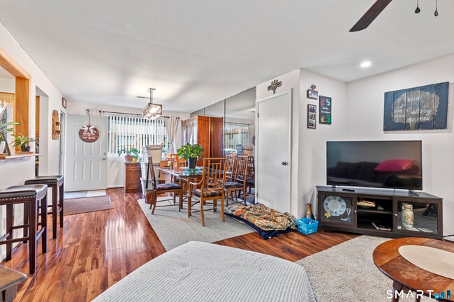 Building Photo - 140 Thompson St