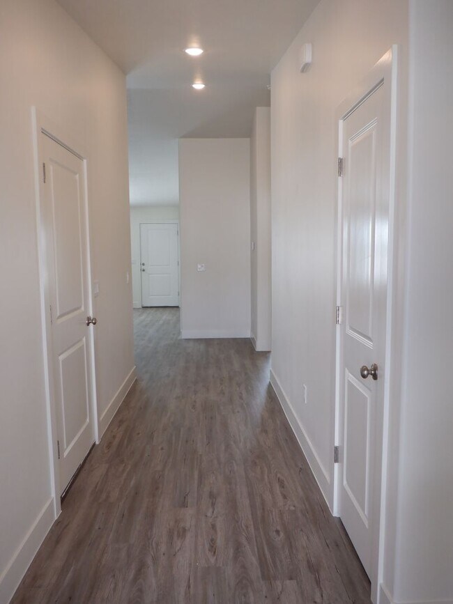 Foto del edificio - 3 bedroom 2 bath Newer Construction