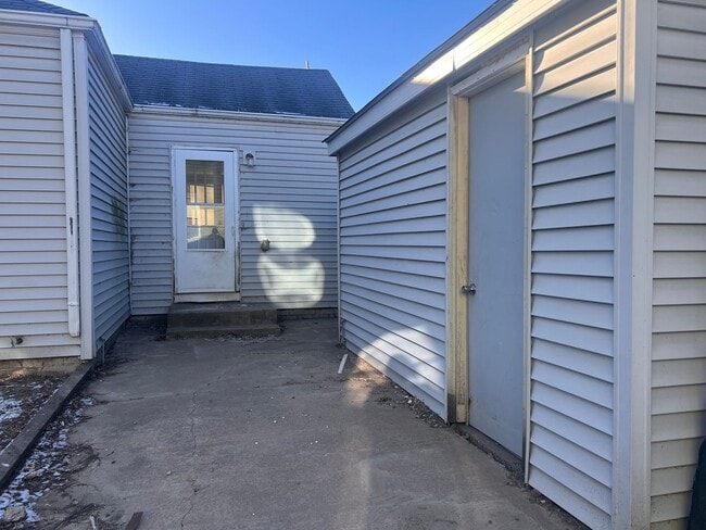 Foto del edificio - Freshly Renovated 2 Bed / 1 Bath Home on Corner Lot – Davenport, IA