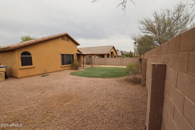Building Photo - 17145 E Rockwood Dr