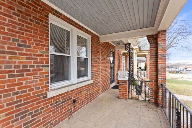 Building Photo - One month free for move in by 11/30/2024! ...