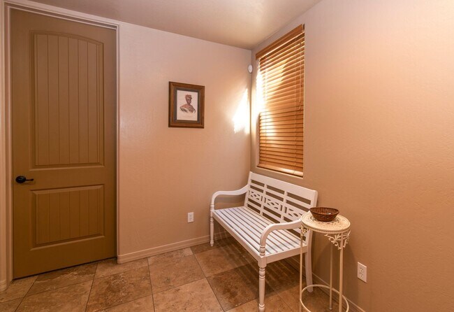 Foto del edificio - Furnished or Unfurnished, 1 Year Minimum -...