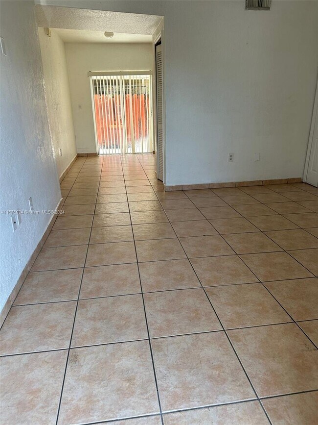 Foto del edificio - 8100 W 28th Ct