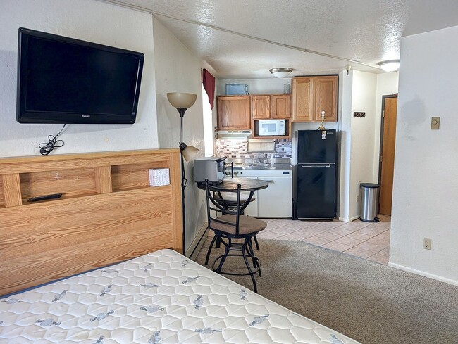 Building Photo - Convenient Prospector Location