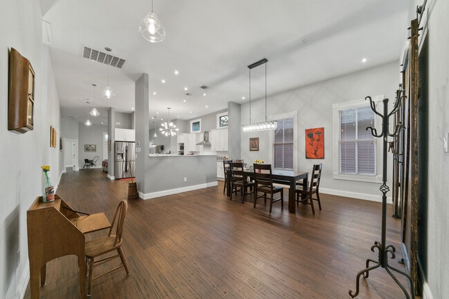 Building Photo - 510 E Mistletoe Ave