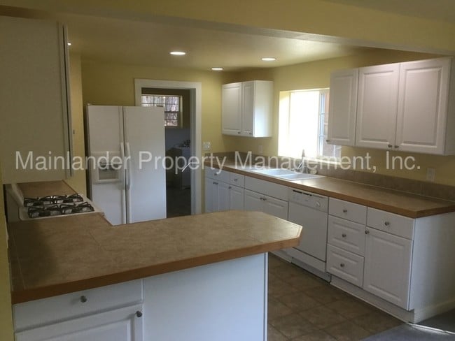 Building Photo - Spacious SW PDX Remodeled Home