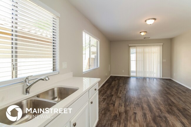 Foto del edificio - 6933 S Creek Run Ave