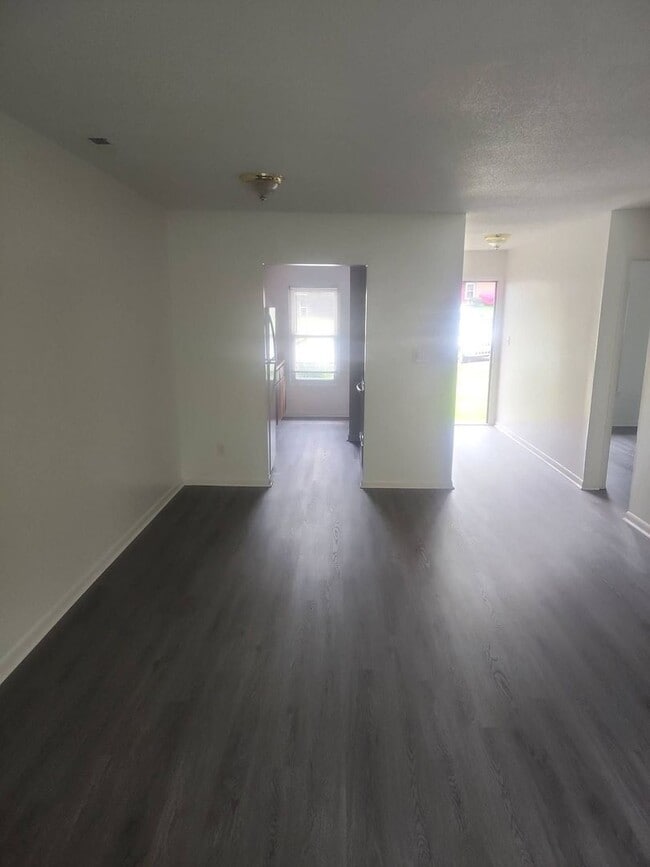 Building Photo - 2 Bedroom 2 Bathroom Duplex