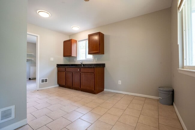 Building Photo - Warren 3 bedroom ranch